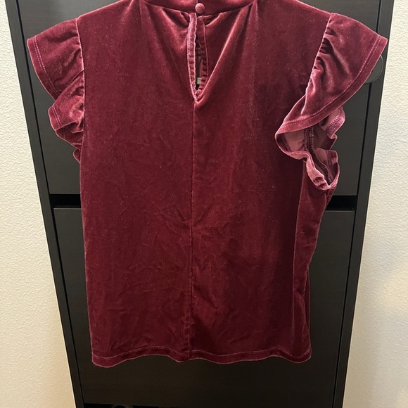 NWOT OLIVE + OAK  Burgundy blouse short  ruffle sleeve. Size: Medium - Picture 5 of 5